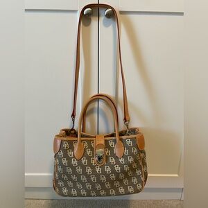 Dooney & Bourke signature small double handle tote (HP51Q BN)